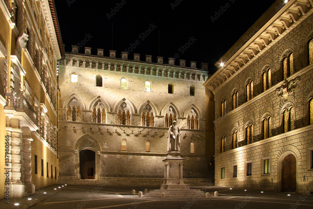Banca Monte dei Paschi di Siena, Palazzo Salimbeni with a statue of the canon Sallustion Bandini, Siena, Tuscany, Italy, Europe.