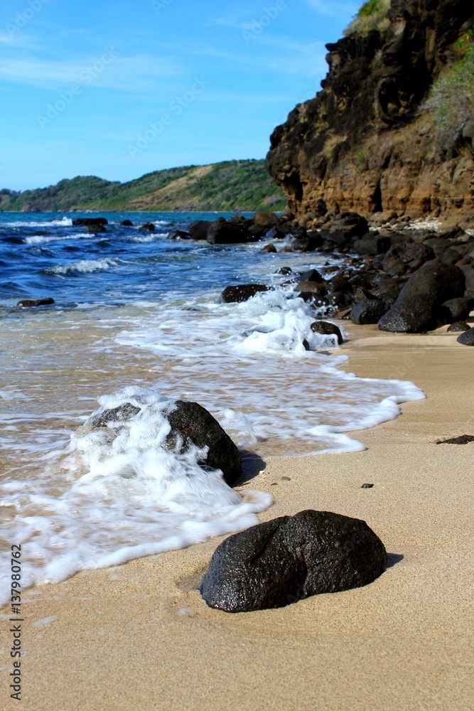Steine und Felsen von Meerwasser umspült auf idyllischem Sandstrand auf Fiji Steine und Felsen von Meerwasser umspült auf idyllischem Sandstrand auf Fiji