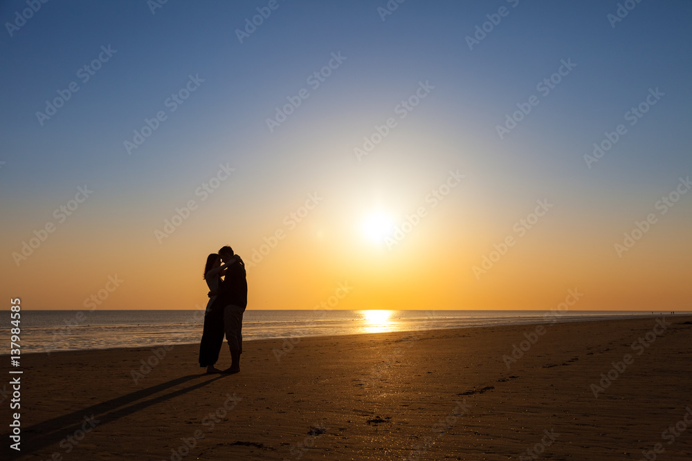 Liebes Paar beim Sonnenuntergang am Strand