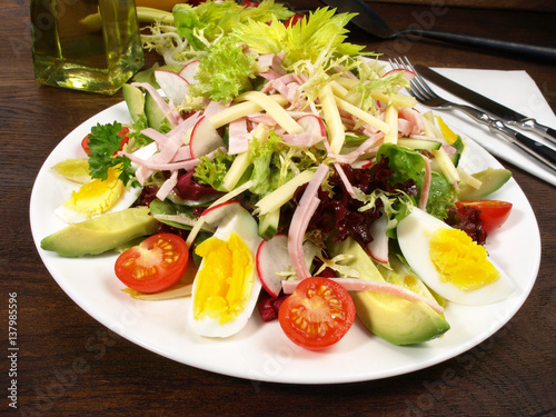 Gemischter Salat mit Schinken, Käse, Ei und Avocado photo