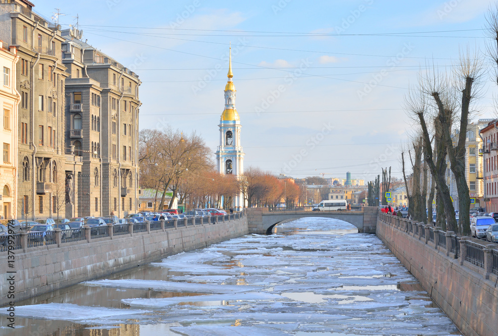 Obraz premium Bell tower of St. Nicholas Cathedral and Kryukov Canal.