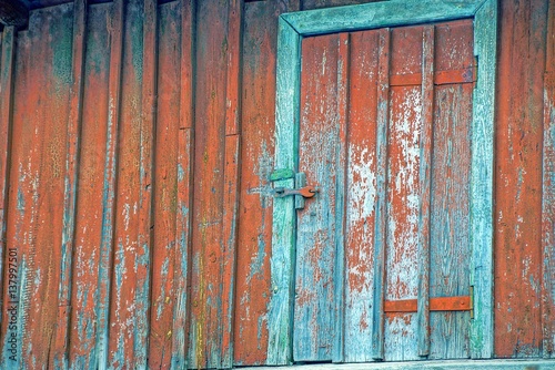 Старая дверь на красной деревянной стене