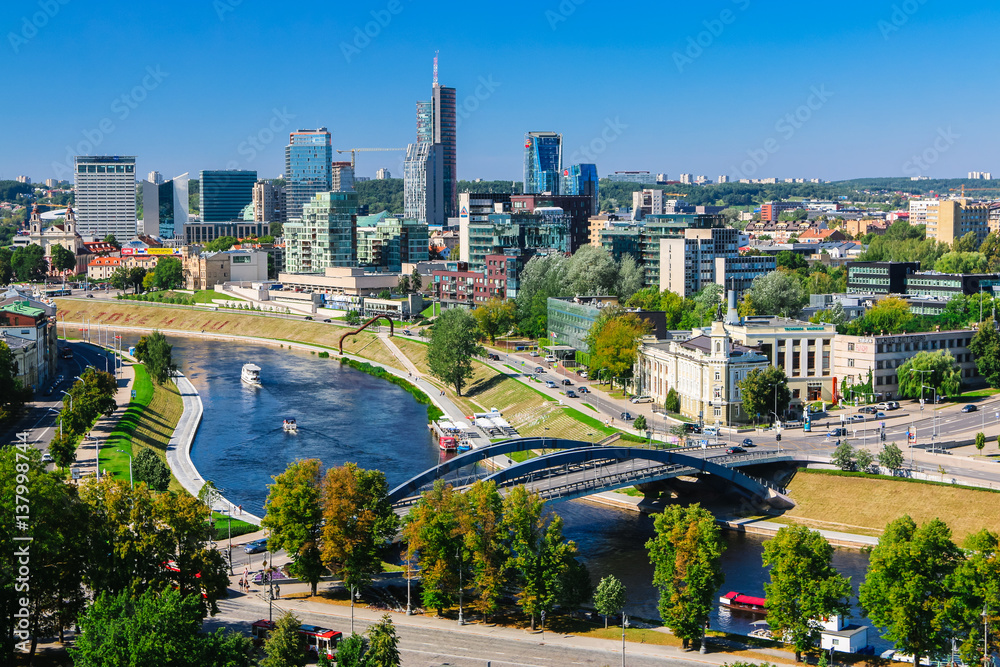 Naklejka premium Miasto Wilno nad rzeką