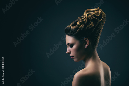Portrait d'une jeune femme portant un chignon, de profil