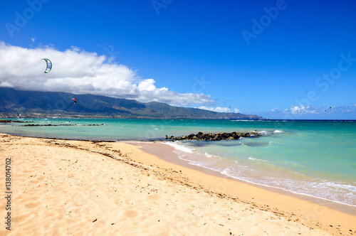 Kitesurfers at Kanaha Beach located in Kahului Bay near Kahului, the capital city of the island of Maui, Hawaii, USA Fototapet