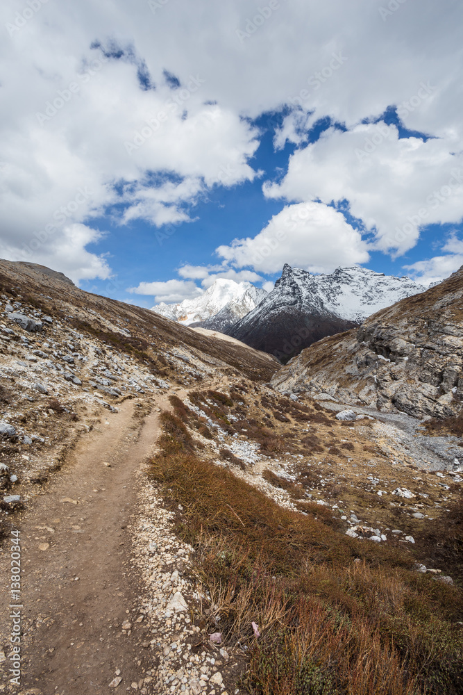 Obraz premium Mountain trail in Yading-China. Path along the ridge leading to summit