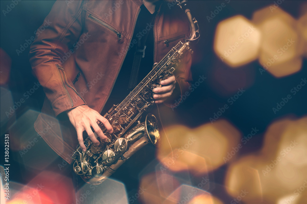 Fototapeta premium Jazzowy saksofonista w wykonaniu na scenie. dodano filtr kolorów i bokeh sześciokątne.