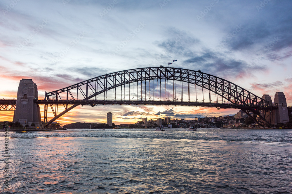 Naklejka premium Australian iconic landmark Sydney Harbour Bridge against picturesque sunset sky