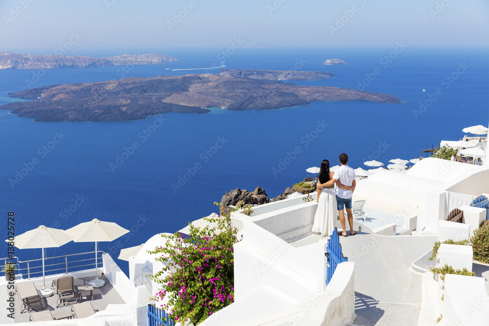 Obraz premium Happy couple in Santorint, Greece