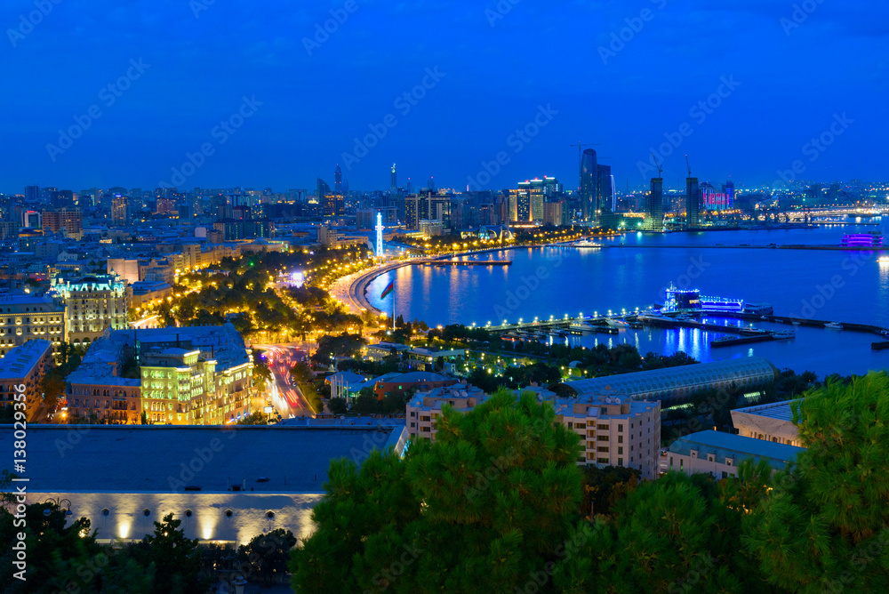 Obraz premium Nocny widok na bulwar miejski. Baku