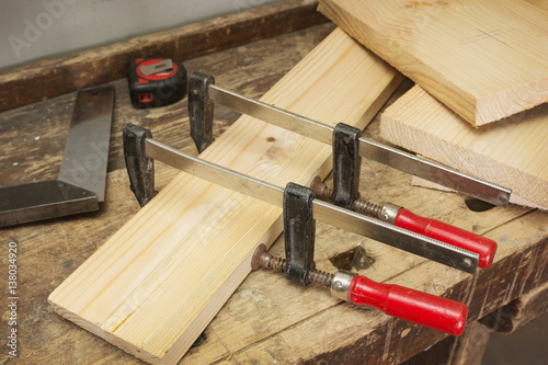 Wooden parts are clamped clamps, bonding