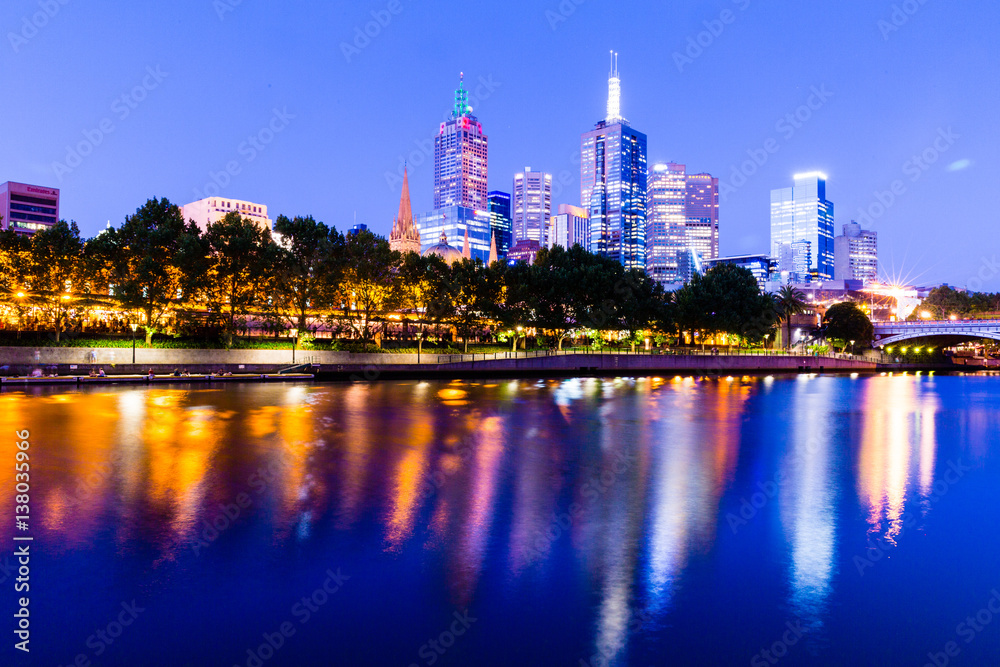 Obraz premium Melbourne CBD lights reflected in the Yarra River, Australia