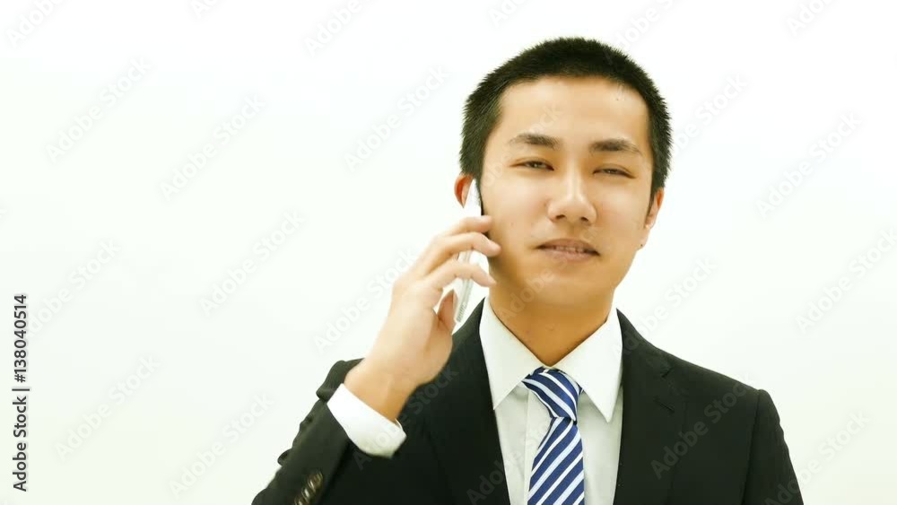 ビジネスマン　スマホ　屋内　話す　笑顔