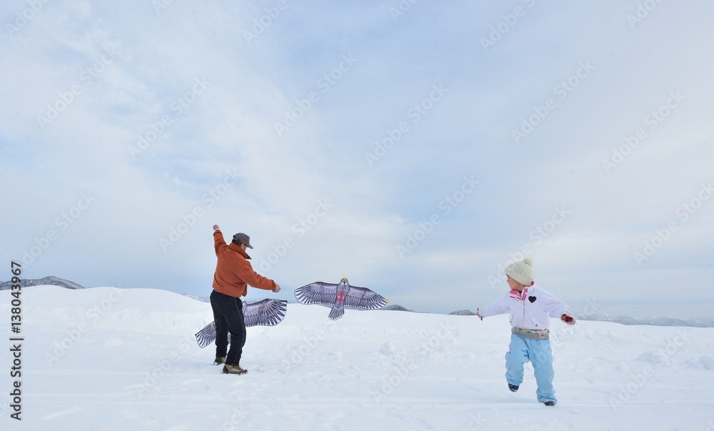 雪原で遊ぶファミリー