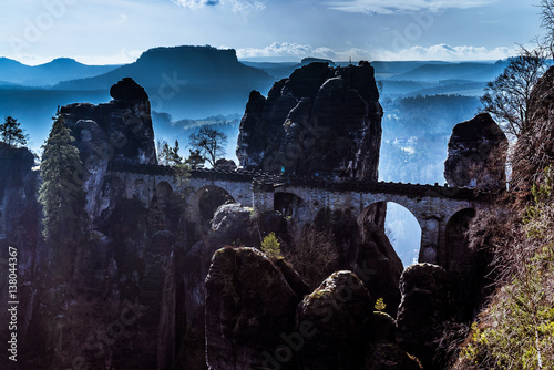 Fernblick auf die Basteibrücke und den Tafelberg im Elbsandsteingebirge der sächsischen Schweiz in Deutschland im Morgennebel photo