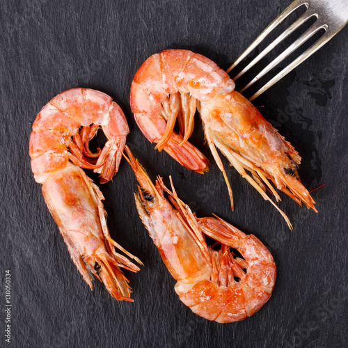 Foto Red argentine shrimps (head on) on black