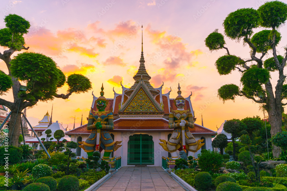 Fototapeta Landmark iconic insdie Wat Arun in Bangkok, Thailand.