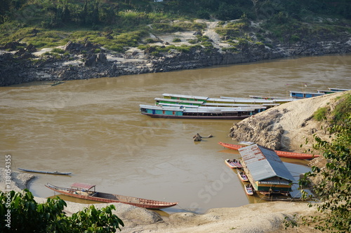 Mekong bei Pakbeng mit Langbooten, Laos photo