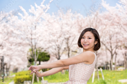 満開の桜と笑顔の女性 桜ノ宮公園 