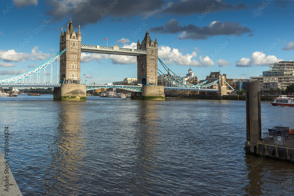 Obraz premium Londyn, Anglia - 15 czerwca 2016: Tower Bridge w Londynie późnym popołudniem, Anglia, Wielka Brytania