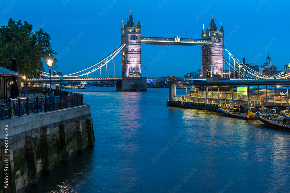 Fototapeta premium LONDON, ENGLAND - JUNE 15 2016: Tower Bridge in London in the Night, England, Great Britain