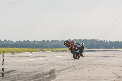 Fotografía Red stunt bike wheelie