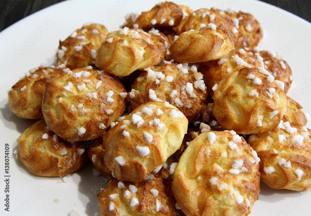 tas de chouquettes sur une assiette blanche tas de chouquettes sur une assiette blanche