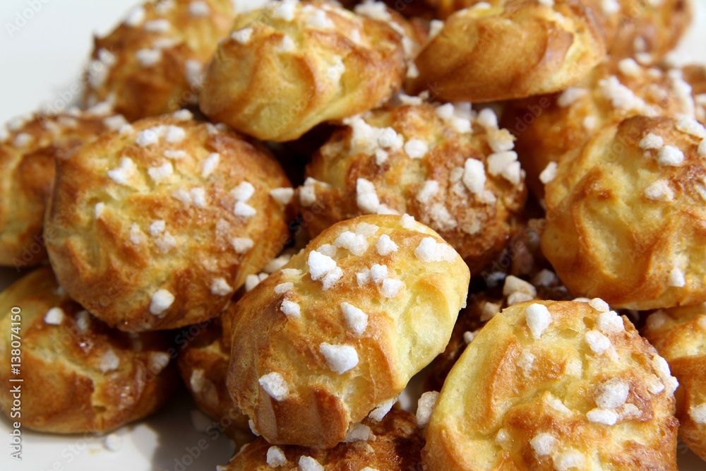 tas de chouquettes sur une assiette blanche tas de chouquettes sur une assiette blanche