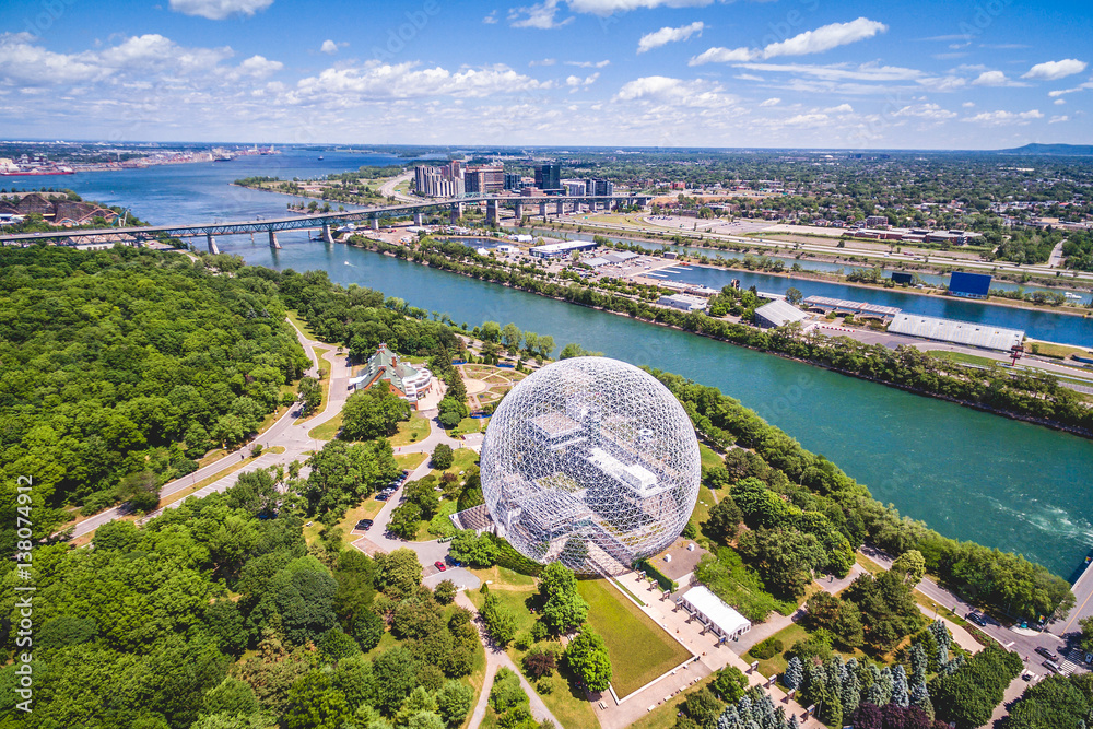Fototapeta premium Widok z lotu ptaka na Montreal Biosphere i Saint Lawrence River w Montrealu, Quebec, Kanada.