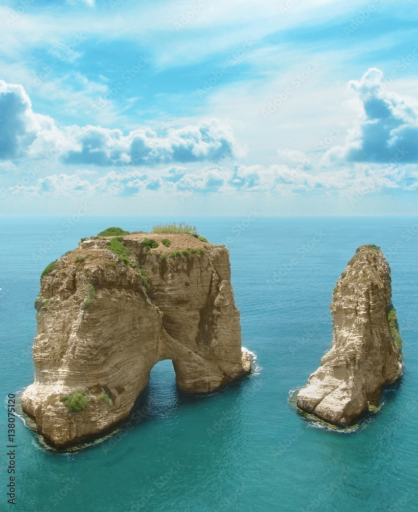 Obraz premium Symbol Libanu, skały gołębi w Bejrucie