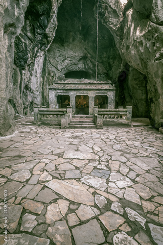 Fototapeta Naklejka Na Ścianę i Meble -  Temple in a cave in Vietnam