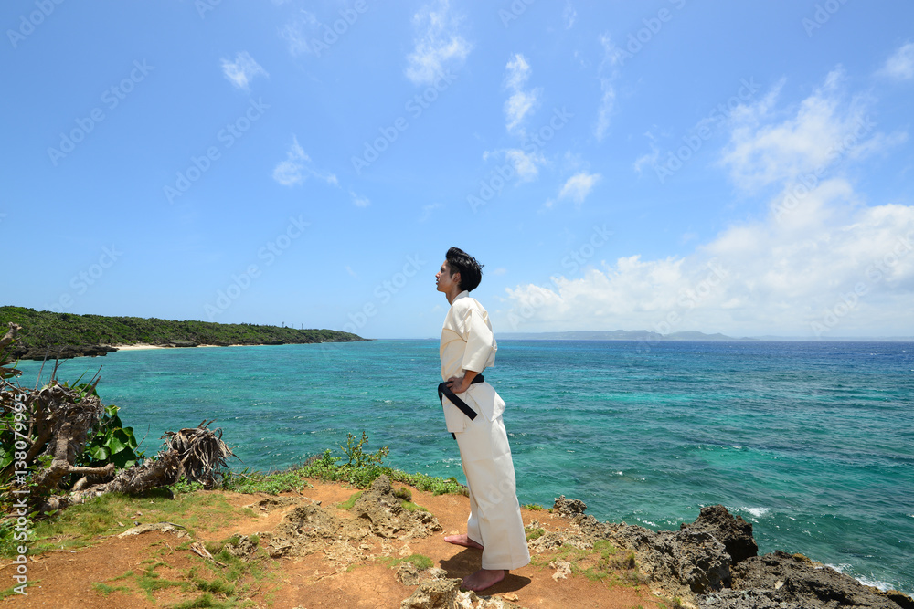 南国の美しいビーチで鍛える男性	
