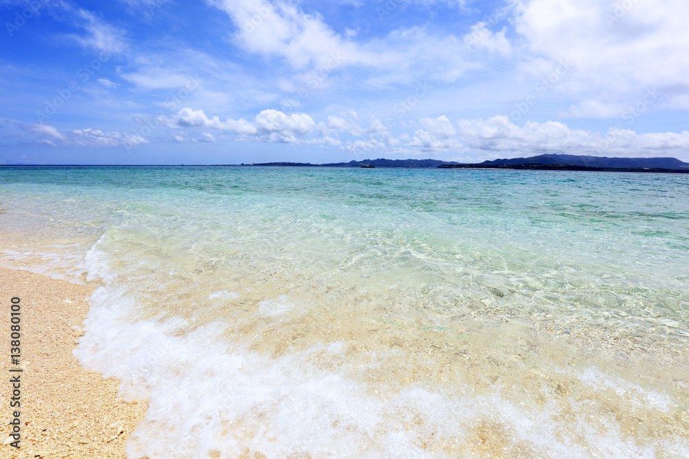 美しい沖縄のビーチと夏空
美しい沖縄のビーチと夏空