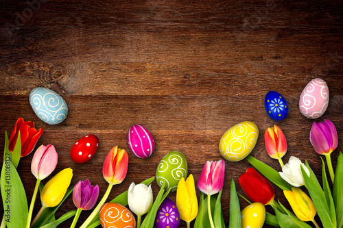 wide easter wood background with eggs tulips and nest   Ostern holz panorama tulpen ostereier hintergrund