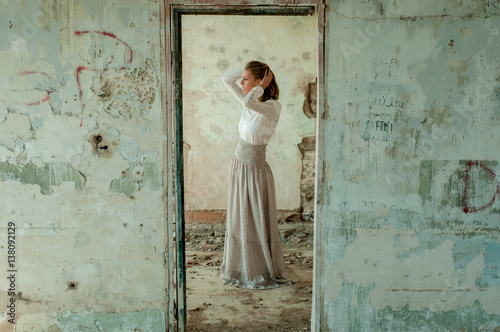 Mujer en habitacion derruida © Jonás Torres