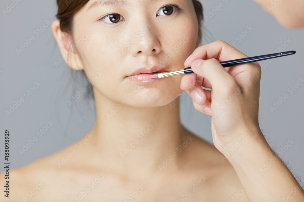 ヘアメイク中の女性 ヘアメイク中の女性