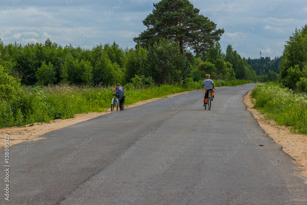 Obraz premium On the desert road between the villages