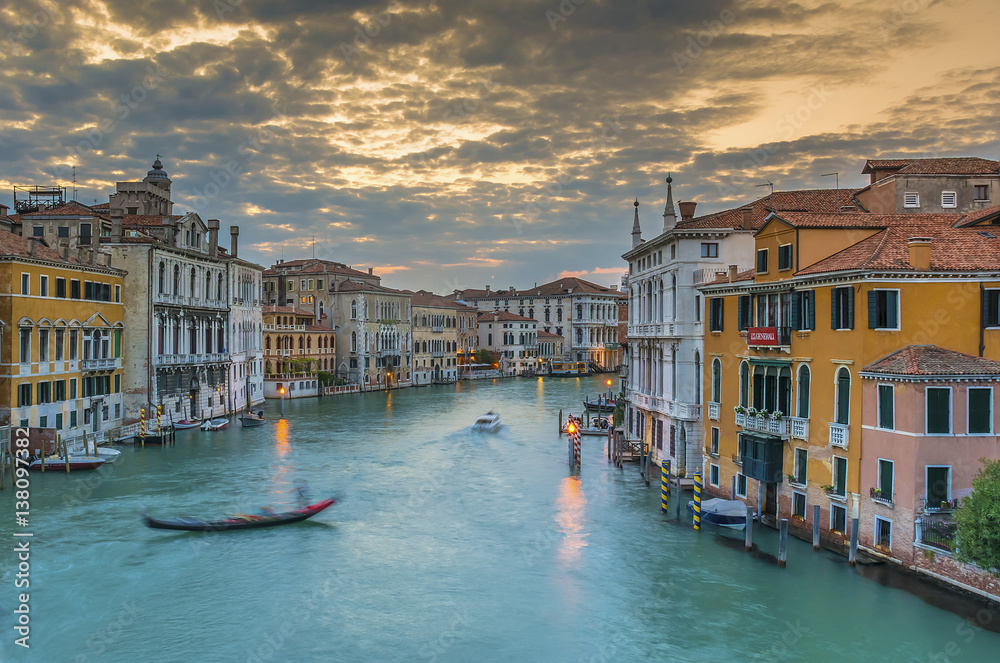 Canale Grande in Venedig bei Abenddämmerung
