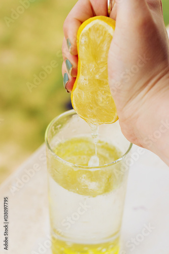 Preparar un refresco de limonada natural  photo