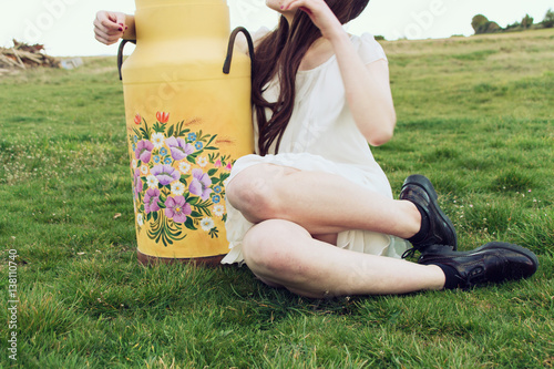 Quadro em tela Preciosa chica de cabello castaño con una lechera de metal decorada con flores