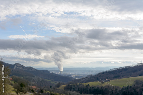 AKW Atomkraftwerk mit steigendem Rauch