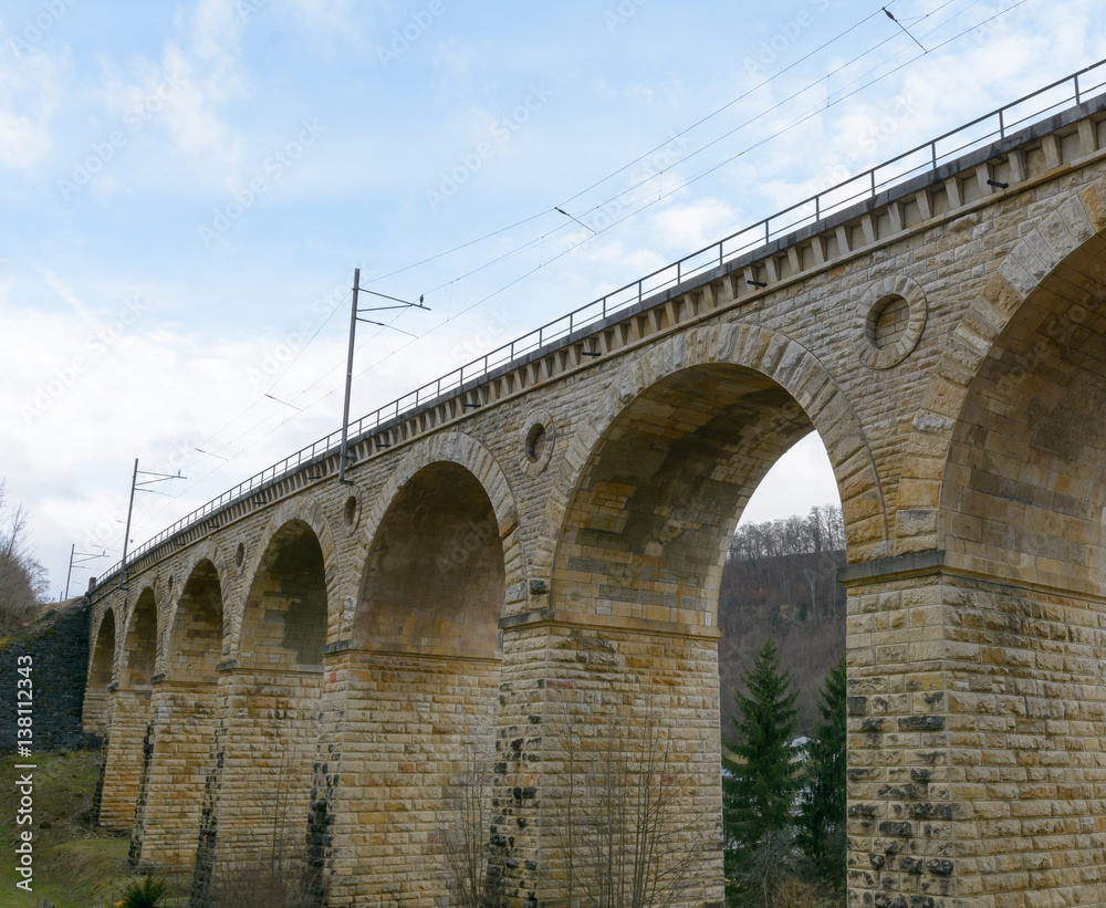 Viadukt aus Stein für den Transport mit dem Zug
