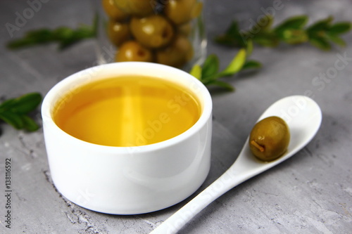 оливковое масло в белой миске и оливками