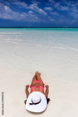 Attraktive Frau im Bikini sonnt sich auf einer Sandbank auf den Malediven 