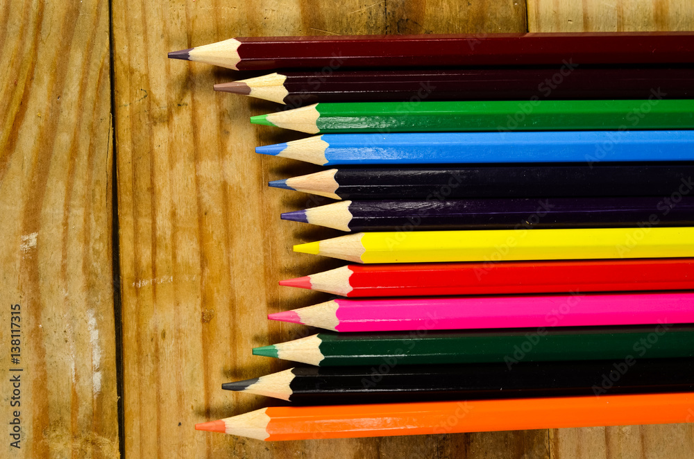 Obraz premium Colour pencils on a wooden table