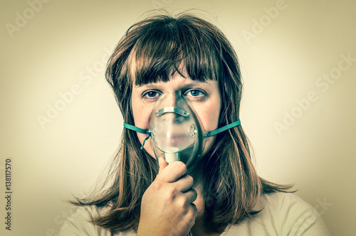 Photo Diseased female patient with oxygen mask
