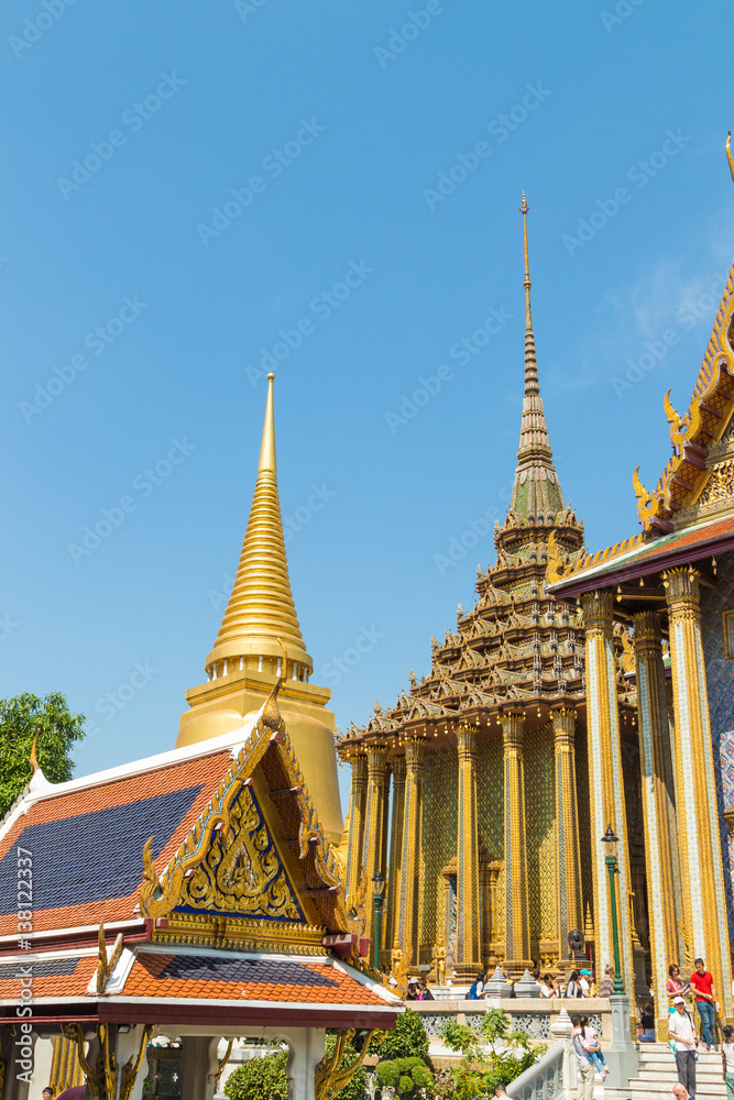 Fototapeta premium Prasat Phra Thep Bidon and Golden Stupa with tourists at Temple of the Emerald Buddha (Wat Phra Kaew), Grand Palace complex, Bangkok, Thailand