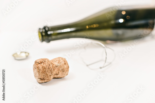 Fotografi the end of the event (an empty champagne bottle and cork on white background)