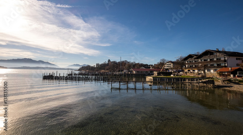 Gstadt am Chiemsee. Alpen im Morgendunst.