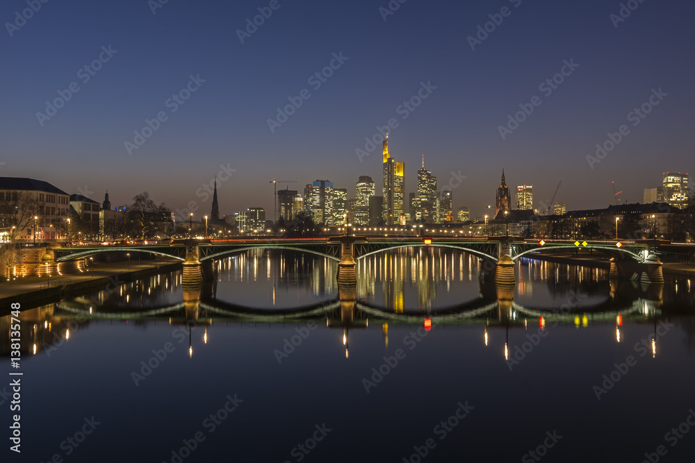 Frankfurt-Skyline bei Nacht mit  Brücke